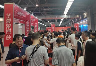 东莞家博会现场人流如织